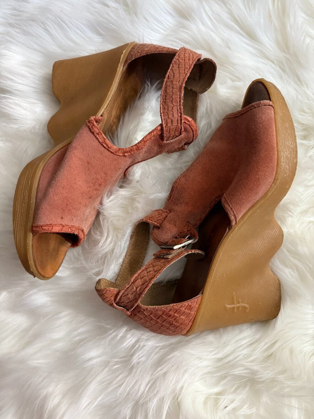 Famolare Dusty Pink Queen Bee Wedge Sandals Size 10